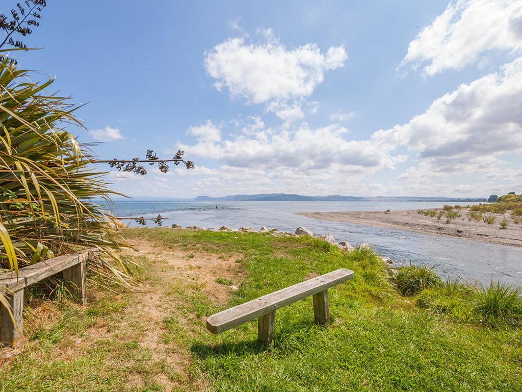 Lake Edge Cottage - Waitahanui Holiday Home Extérieur photo