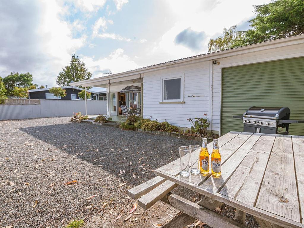 Lake Edge Cottage - Waitahanui Holiday Home Extérieur photo