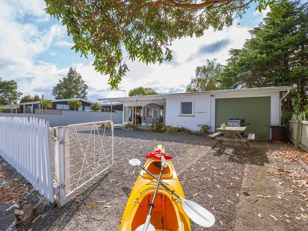 Lake Edge Cottage - Waitahanui Holiday Home Extérieur photo