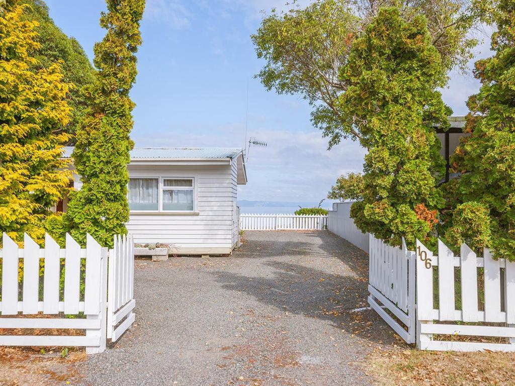 Lake Edge Cottage - Waitahanui Holiday Home Extérieur photo
